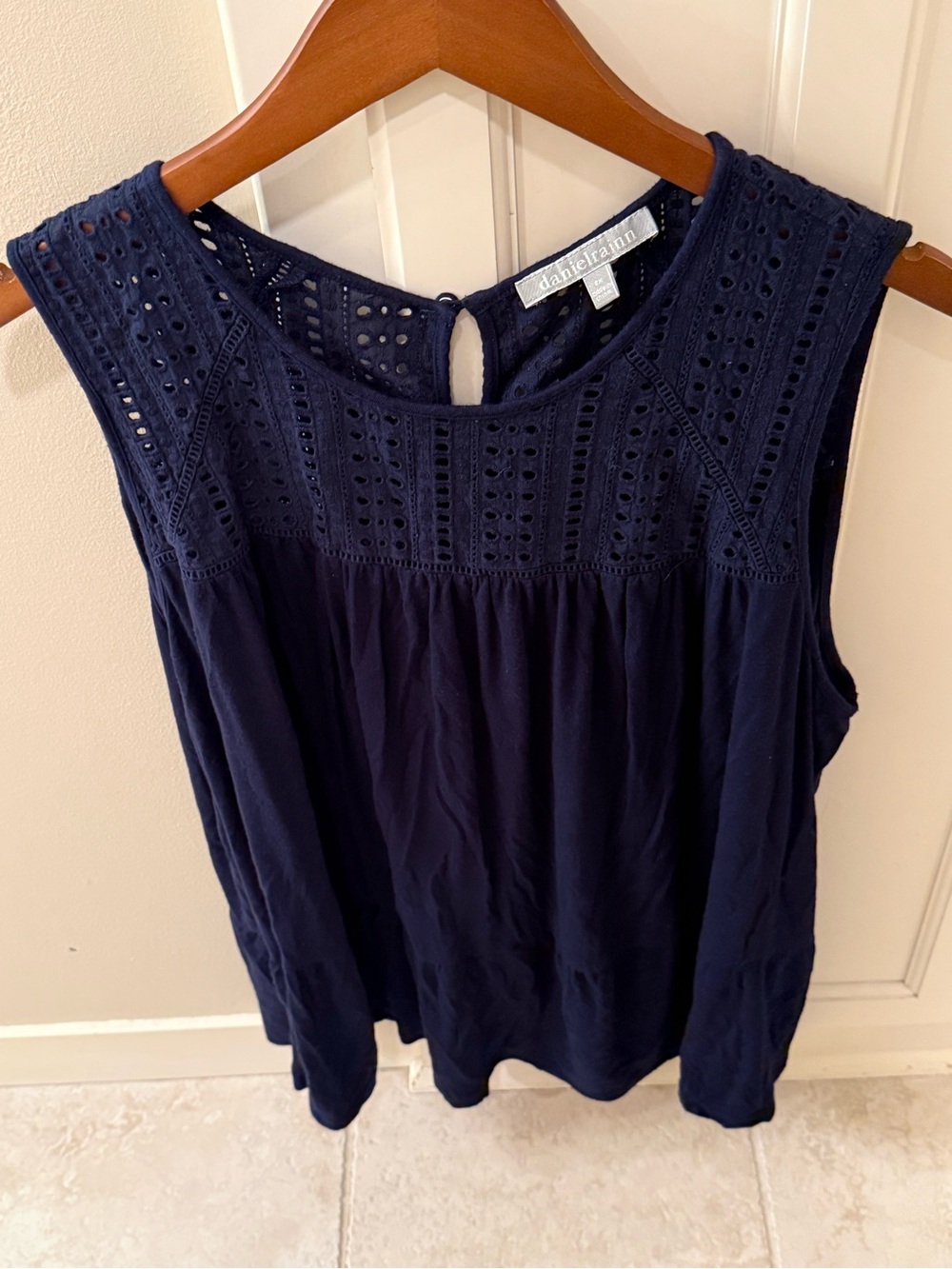 Daniel Rainn Navy Eyelet Yoke Tiered Sleeveless Top - Picture 3 of 4